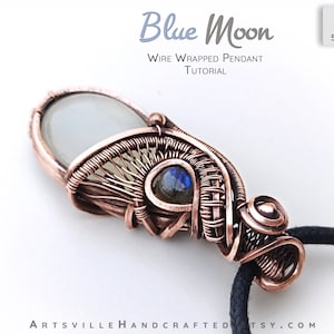 Puede incluir: Un colgante envuelto en alambre de cobre con una piedra de luna azul y una piedra de luna blanca. El colgante est&aacute; unido a un cord&oacute;n negro. La imagen incluye el texto "Blue Moon Wire Wrapped Pendant Tutorial PDF 23 Pages 50+ Images".