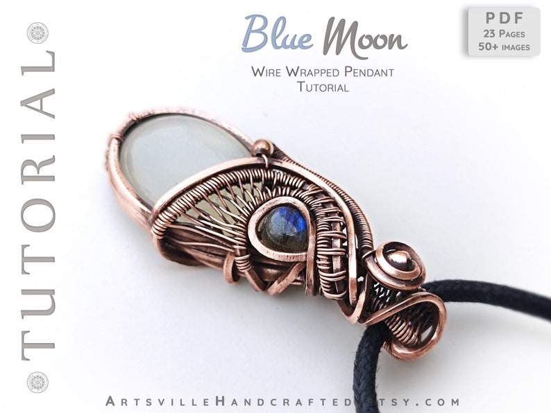 Puede incluir: Un colgante envuelto en alambre de cobre con una piedra de luna azul y una piedra de luna blanca. El colgante est&aacute; unido a un cord&oacute;n negro. La imagen incluye el texto "Blue Moon Wire Wrapped Pendant Tutorial PDF 23 Pages 50+ Images".