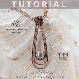 Könnte beinhalten: Ein kupferfarbener Drahtwickelanhänger mit einem grauen Perlzentrum, der an einer passenden Kette hängt. Der Anhänger hat ein tropfenförmiges Design mit drei konzentrischen Schlaufen. Der Text auf dem Bild lautet "Alba Wire Wrap Pendant Tutorial" und "Pearl Collection."