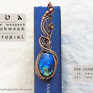 Puede incluir: Un tutorial de marcador de alambre de cobre envuelto con una piedra preciosa azul. El tutorial incluye 25 páginas y más de 45 imágenes.