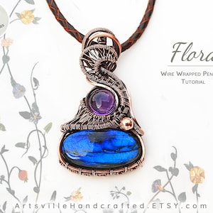 Pode incluir: Um pingente envolto em fio de cobre com uma pedra preciosa azul e roxa. O pingente está em um cordão de couro marrom. O texto "Flora Wire Wrapped Pendant Tutorial" está na imagem.