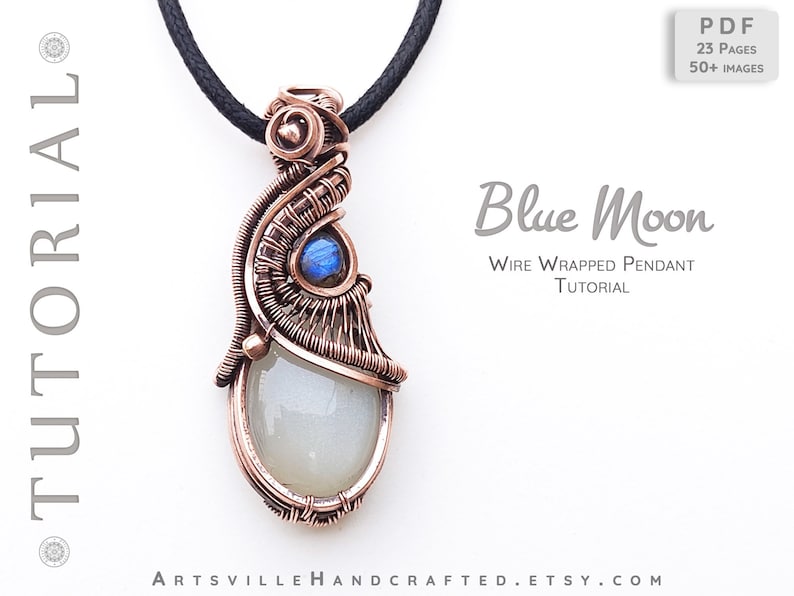Puede incluir: Un colgante envuelto en alambre de cobre con una piedra de luna blanca y una piedra de labradorita azul. El colgante est&aacute; en un cord&oacute;n negro. El texto "Blue Moon Wire Wrapped Pendant Tutorial" est&aacute; debajo del colgante.
