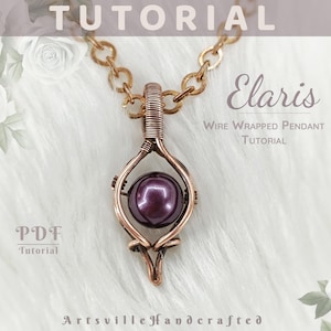 Könnte beinhalten: Ein Tutorial für einen kupferdrahtgewickelten Anhänger mit einer lila Perle. Der Anhänger hängt an einer Kupferkette. Das Wort "Tutorial" steht oben, mit "Elaris" und "Wire Wrapped Pendant Tutorial" in der Mitte. "PDF Tutorial" und "Artsville Handcrafted" sind ebenfalls sichtbar.