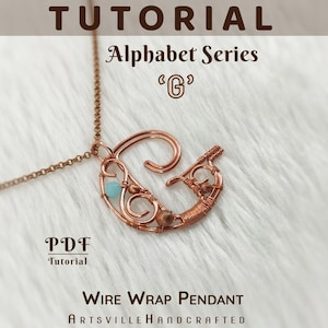 Op de afbeelding: Een koperdraad-gewikkelde hanger in de vorm van de letter "G" hangt aan een fijne ketting. De hanger heeft kleine kralen en een lichtblauwe steen. De afbeelding bevat de tekst "Tutorial Alphabet Series 'G'" en "Wire Wrap Pendant".