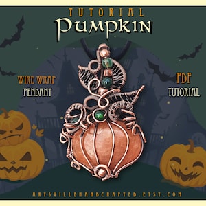 Peut inclure: Un pendentif en forme de citrouille enroulé de fil avec des pierres précieuses vertes et du fil de cuivre. Le pendentif est sur un fond vert avec un thème d'Halloween. Le texte "TUTORIAL Pumpkin WIRE WRAP PENDANT PDF TUTORIAL" est visible sur l'image.