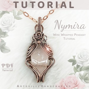 Può includere: Tutorial di ciondolo avvolto in filo di rame, chiamato "Nymira". Il ciondolo presenta un cristallo rosa chiaro e un design a rosa. Lo sfondo include rose e il testo "PDF Tutorial".