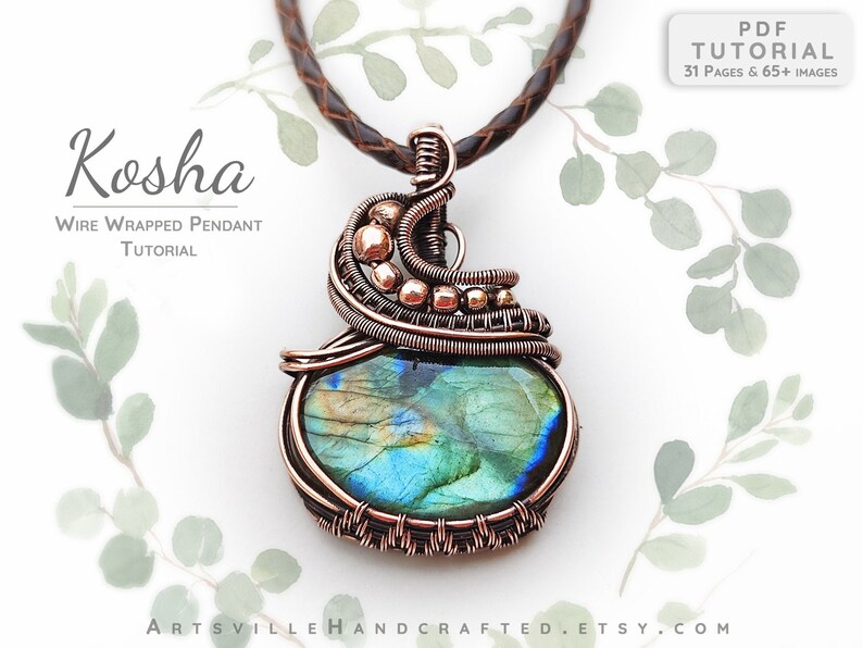 K&ouml;nnte beinhalten: Ein kupferdrahtgewickelter Anh&auml;nger mit einem gr&uuml;n-blauen Labradorit-Edelstein. Der Anh&auml;nger befindet sich an einem braunen Lederband. Das Bild enth&auml;lt den Text "Kosha Wire Wrapped Pendant Tutorial".