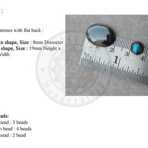 Peut inclure: Deux pierres de cabochon, une ronde et une ovale, sont mesur&eacute;es &agrave; l'aide d'une r&egrave;gle. La pierre ronde a un diam&egrave;tre de 8 mm et la pierre ovale a une hauteur de 19 mm et une largeur de 14 mm. Les pierres sont noires et ont un dos plat. La r&egrave;gle est gradu&eacute;e en millim&egrave;tres.