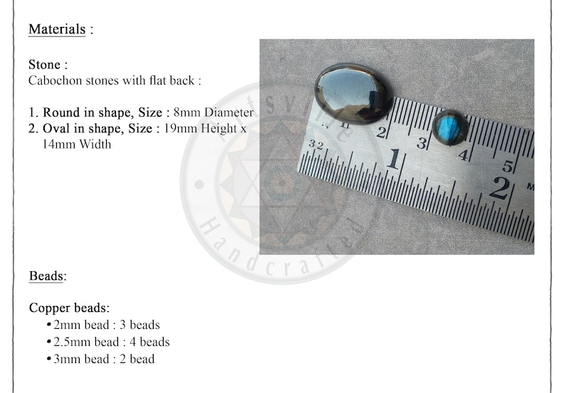 Peut inclure: Deux pierres de cabochon, une ronde et une ovale, sont mesur&eacute;es &agrave; l'aide d'une r&egrave;gle. La pierre ronde a un diam&egrave;tre de 8 mm et la pierre ovale a une hauteur de 19 mm et une largeur de 14 mm. Les pierres sont noires et ont un dos plat. La r&egrave;gle est gradu&eacute;e en millim&egrave;tres.
