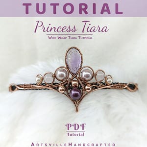 Könnte beinhalten: Handgefertigter Prinzessinnen-Tiara mit Drahtwickel-Design. Der Tiara hat einen zentralen amethystfarbenen Edelstein, umgeben von Kunstperlen und goldfarbenen Perlen. Der Text "Princess Tiara" und "Wire Wrap Tiara Tutorial" sind sichtbar.