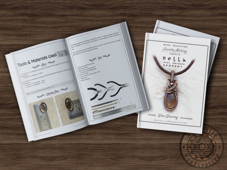 K&ouml;nnte beinhalten: Ein wei&szlig;es Heft mit dem Titel "Wire Wrapping Jewelry Making Create Bella Wire Wrapped Pendant Using Wire Weaving Technique ArtsvilleHandcrafted" und einem Bild eines mit Kupferdraht umwickelten Anh&auml;ngers mit einem braunen Edelstein. Das Heft liegt auf einer Holzoberfl&auml;che.