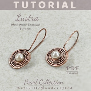 Puede incluir: Pendientes de alambre de cobre con una perla en el centro. Los pendientes tienen un diseño en espiral con un gancho. La imagen tiene el texto "Lustra Wire Wrap Earrings Tutorial" y "Pearl Collection".