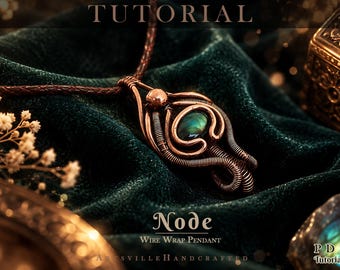 Puede incluir: Un colgante de alambre de cobre enrollado con una piedra central verde iridiscente, suspendido de un cordón trenzado marrón oscuro. El texto TUTORIAL, Node WIRE WRAP PENDANT, ARTSVILLEHANDCRAFTED y PDF Tutorial es visible en la imagen.