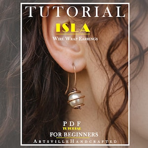 Puede incluir: Primer plano de una oreja con un pendiente hecho a mano con alambre de cobre y una perla blanca. La imagen contiene el texto "TUTORIAL ISLA Wire Wrap Earrings" y "PDF TUTORIAL FOR BEGINNERS ArtsvilleHandcrafted."