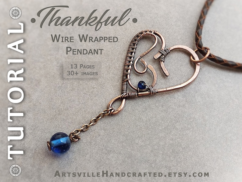 Pu&ograve; includere: Un ciondolo a forma di cuore avvolto in filo di rame con una pietra preziosa blu. Il ciondolo &egrave; attaccato a un cordino di cuoio marrone e una catena con una perla blu. L'immagine include il testo "Thankful. Wire Wrapped Pendant 13 Pages 30+ Images ARTSVILLEHANDCRAFTED.ETSY.COM".