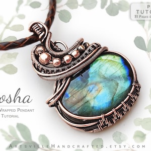 Puede incluir: Un colgante envuelto en alambre de cobre con una piedra preciosa de labradorita azul verdosa. El colgante está en un cordón de cuero marrón. El texto "Kosha Wire Wrapped Pendant Tutorial" es visible debajo del colgante.
