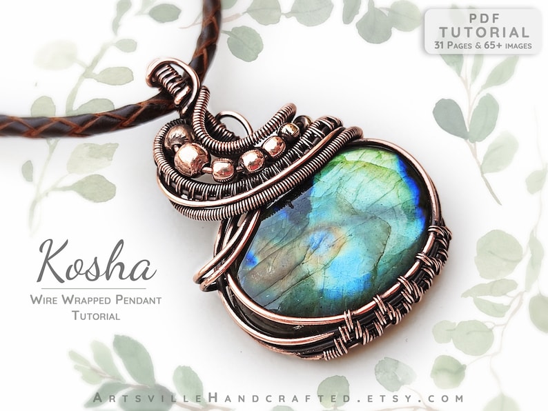 K&ouml;nnte beinhalten: Ein mit Kupferdraht umwickelter Anh&auml;nger mit einem blaugr&uuml;nen Labradorit-Edelstein. Der Anh&auml;nger befindet sich an einem braunen Lederband. Der Text "Kosha Wire Wrapped Pendant Tutorial" ist unterhalb des Anh&auml;ngers sichtbar.