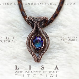 Op de afbeelding: Een hanger van gewikkeld koperdraad met een blauwe edelsteen. De hanger is bevestigd aan een bruin leren koord. De afbeelding bevat de tekst "PDF TUTORIAL" en "LISA WIRE WRAPPED PENDANT TUTORIAL". De tekst geeft ook "25 PAGES 40+ IMAGES" aan.
