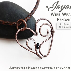 Pu&ograve; includere: Un ciondolo a forma di cuore avvolto in filo di rame con un perno nero. Il ciondolo &egrave; appeso a un cordoncino di cuoio marrone. L'immagine include il testo "Joyous. Wire Wrapped Pendant 11 Pages 26+ Images ArtsvilleHandcrafted.etsy.com".