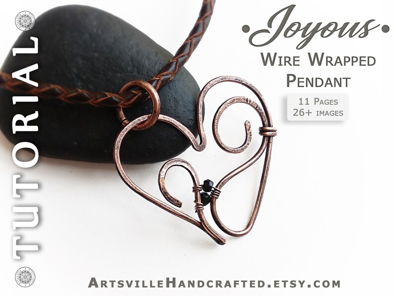 Pu&ograve; includere: Un ciondolo a forma di cuore avvolto in filo di rame con un perno nero. Il ciondolo &egrave; appeso a un cordoncino di cuoio marrone. L'immagine include il testo "Joyous. Wire Wrapped Pendant 11 Pages 26+ Images ArtsvilleHandcrafted.etsy.com".
