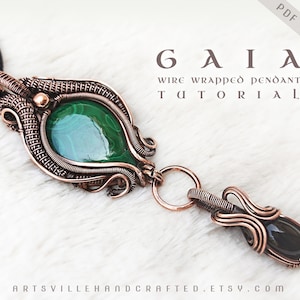 Puede incluir: Un colgante envuelto en alambre de cobre con una piedra de malaquita verde y una piedra de ónix negro. El colgante está etiquetado como "GAIA WIRE WRAPPED PENDANT TUTORIAL" y "PDF TUTORIAL".
