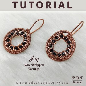 Könnte beinhalten: Ein PDF-Tutorial zum Herstellen von drahtgewickelten Ohrringen mit schwarzen Perlen. Das Tutorial trägt den Titel "Ivy Wire Wrapped Earrings" und ist auf Etsy.com erhältlich.