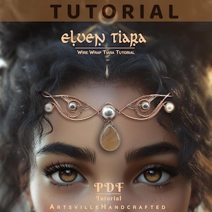 Può includere: Una tiara elfica in filo di rame con perle e pietre preziose. L'immagine presenta il testo "Tutorial" e "elven tiara" con le parole "Wire Wrap Tiara Tutorial" sottostanti. La parte inferiore dell'immagine presenta il testo "PDF Tutorial" e "ArtsvilleHandcrafted".