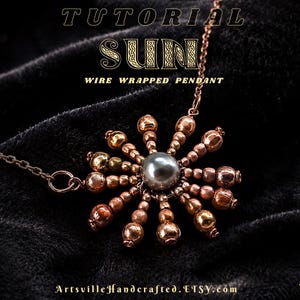 Può includere: Un ciondolo avvolto in filo metallico con una perla grigia centrale circondata da perline color rame radianti su una catena abbinata. Il testo recita TUTORIAL SUN WIRE WRAPPED PENDANT e PDF Tutorial ArtsvilleHandcrafted.ETSY.com.