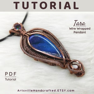 Puede incluir: Colgante de alambre de color cobre con una piedra azul en forma de lágrima. El colgante está suspendido de un cordón negro. El texto dice "Tara Wire Wrapped Pendant". La palabra "Tutorial" también es visible.