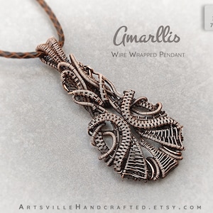 Puede incluir: Un colgante de alambre envuelto en cobre con forma de flor, llamado "Amaryllis", con un cordón de cuero. El colgante es un tutorial de joyería de alambre envuelto.