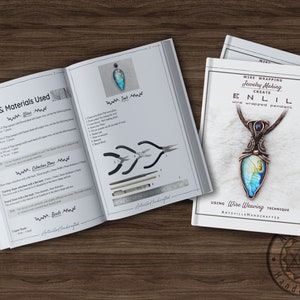 Puede incluir: Un libro blanco con el t&iacute;tulo "ENLIL Wire Wrapped Pendant" y una imagen de un colgante envuelto en alambre con una piedra azul y verde. El libro est&aacute; abierto en una p&aacute;gina con una lista de herramientas y materiales necesarios para hacer el colgante.
