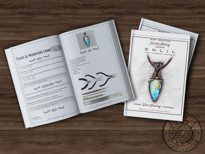 Puede incluir: Un libro blanco con el t&iacute;tulo "ENLIL Wire Wrapped Pendant" y una imagen de un colgante envuelto en alambre con una piedra azul y verde. El libro est&aacute; abierto en una p&aacute;gina con una lista de herramientas y materiales necesarios para hacer el colgante.