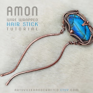 Peut inclure: Un bâtonnet à cheveux en cuivre enroulé de fil avec une pierre précieuse en labradorite bleue. Le bâtonnet est plié en forme de courbe et la pierre précieuse est placée dans une cage de fil. Le texte "AMON WIRE WRAPPED HAIR STICK TUTORIAL" est en haut de l'image.