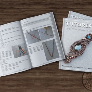 Peut inclure: Un livret de tutoriel pour la fabrication d'un pendentif en fil enroul&eacute;. Le livret comprend des instructions et des images pour la cr&eacute;ation d'un pendentif avec une pierre pr&eacute;cieuse bleue. La couverture du livret indique "Tutoriel : Pendentif en fil lourd enroul&eacute;".