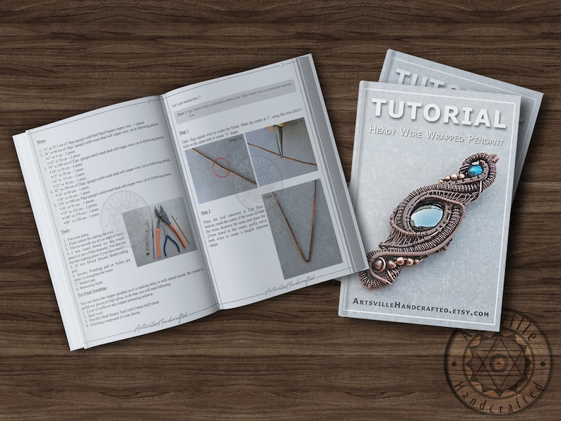 Peut inclure: Un livret de tutoriel pour la fabrication d'un pendentif en fil enroul&eacute;. Le livret comprend des instructions et des images pour la cr&eacute;ation d'un pendentif avec une pierre pr&eacute;cieuse bleue. La couverture du livret indique "Tutoriel : Pendentif en fil lourd enroul&eacute;".