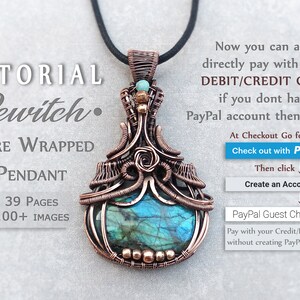 Puede incluir: Un colgante de alambre de color cobre con una piedra central azul-verde, suspendido de un cord&oacute;n negro. El colgante tiene intrincados detalles de alambre y peque&ntilde;os detalles de cuentas. El texto en la imagen dice "Tutorial Bewitch Wire Wrapped Pendant".