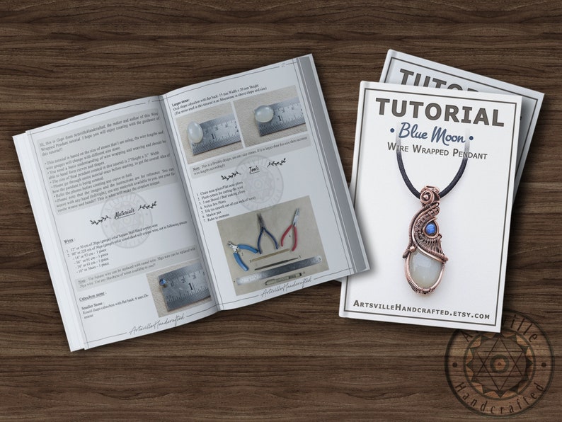 Puede incluir: Un tutorial para hacer un colgante envuelto en alambre con una piedra de luna azul y una piedra preciosa azul. El tutorial se titula "Colgante envuelto en alambre Blue Moon" e incluye una lista de materiales y pasos. El colgante se muestra en la imagen.