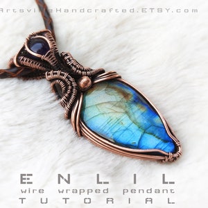 Puede incluir: Un colgante envuelto en alambre de cobre con una piedra preciosa de labradorita azul y verde y una piedra preciosa de amatista m&aacute;s peque&ntilde;a en la parte superior. El colgante cuelga de un cord&oacute;n de cuero marr&oacute;n.