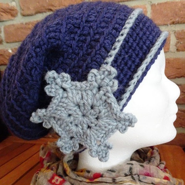 Long Beanie, Mütze, Damen, gehäkelt crocheted, lila mit blaugrauen Streifen und Schneeflocken-Applikation
