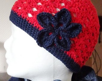 Sommer Beanie, summer beanie, gehäkelt crocheted, Lochmuster, rot/dunkelblau, mit Blume