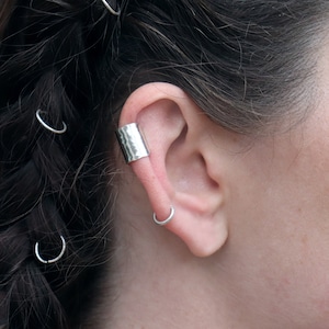Orecchino a polsino in argento sterling martellato da 12 mm / Orecchino a polsino largo 12 mm / Senza piercing / Orecchino a polsino con finitura martellata e testurizzata a mano / Minimalista
