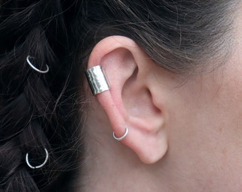 Bijou d'oreille en argent sterling martelé 12 mm | Tour d'oreille de 12 mm de large | Pas de piercing | Bijou d'oreille texturé à la main, finition martelée | Minimaliste