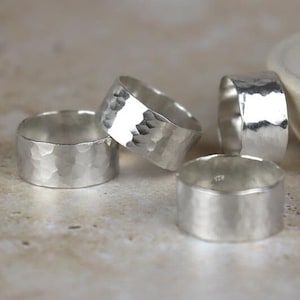Młotkowany, teksturowany pierścionek o grubości 1 cm ze srebra próby 925 | Dostępne w wielu rozmiarach | Minimalistyczna biżuteria | Ręcznie teksturowany pierścionek midi