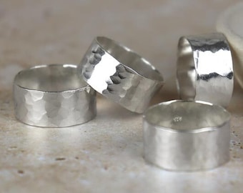 Anello midi impilabile martellato e testurizzato da 1 cm di spessore in argento sterling / Disponibili in diverse misure / Gioielli minimalisti / Anello midi impilabile martellato a mano