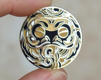 Gold Reichtum Pin | Emaille Pin Inspiriert von der Japanischen Kultur | Daruma-Puppen