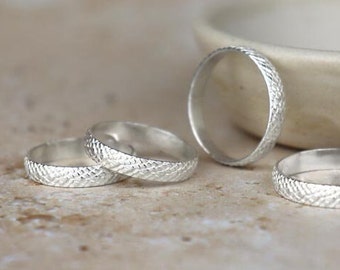 Schlangenhaut Ring-Band Sterling Silber | 4mm Breite | Verschiedene Größen erhältlich | Stapeln Minimal Alltag Mermaid Texture Ring Ring
