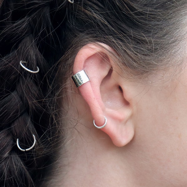Bijou d'oreille en argent sterling martelé de 7 mm | Tour d'oreille de 7 mm de large | Pas de piercing | Bijou d'oreille texturé à la main, finition martelée | Minimaliste