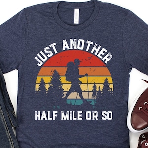 Lustiges Herren Wandershirt / Geschenk für Wanderer / Nur eine weitere halbe Meile oder so / Wandershirt Geschenk / Geschenk für Papa / Wandershirt für Männer