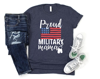 Camiseta "Orgulhosa Mãe de Militar" | Camiseta Patriótica com a Bandeira dos EUA | Presente para Mãe de Militar | Camiseta para Mãe de Exército | Camiseta com Estampa Vermelha, Branca e Azul | Família de Veteranos
