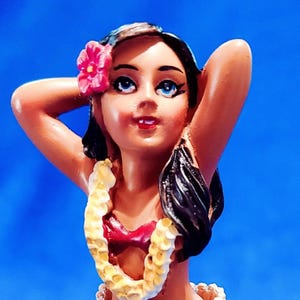 KC Hawaii Hula Girl Posing Mini Dashboard Doll 4.4 Inches - EveryMarket